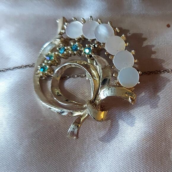 Vintage Mother of Pearl Pin and Clip On Earring Set Original Box - Hey Viv - Picture 5 of 9